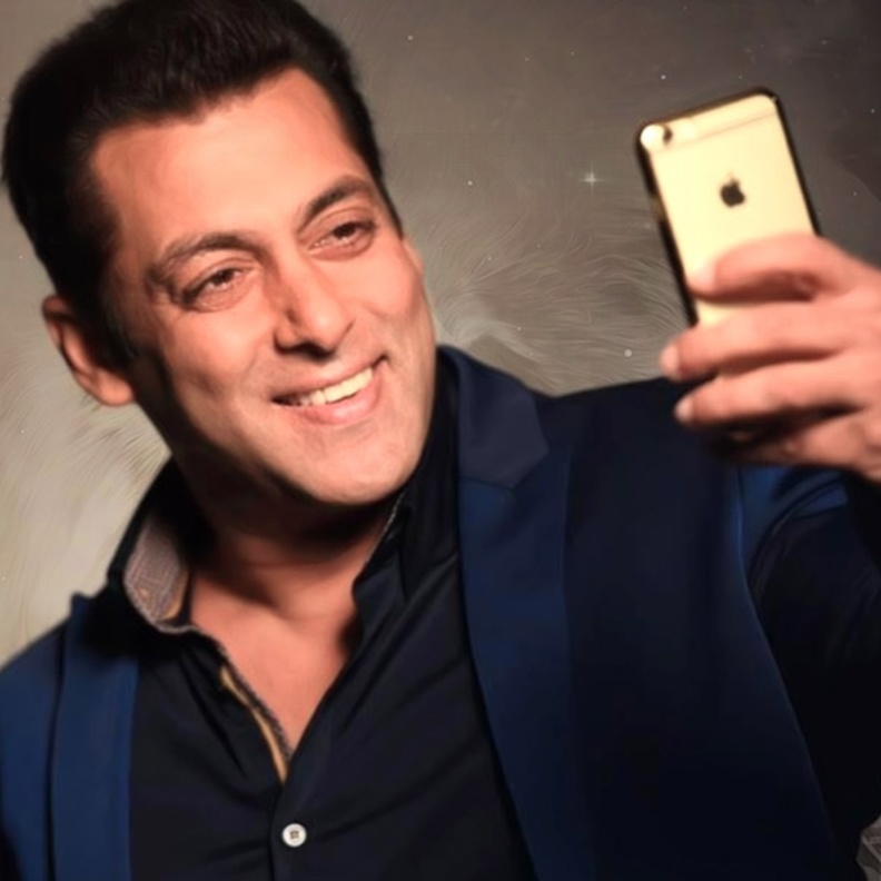 سلمان خان يكشف سر احتفاظه بصورة مع شاروخان على هاتفه المحمول