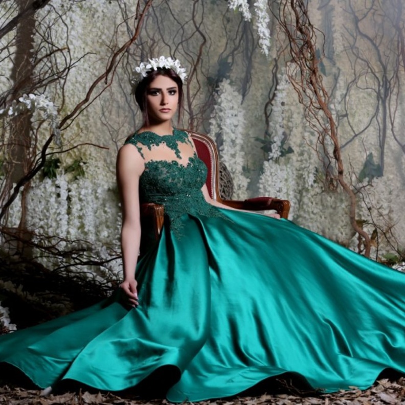 فستان خطوبة باللون الفيروزي