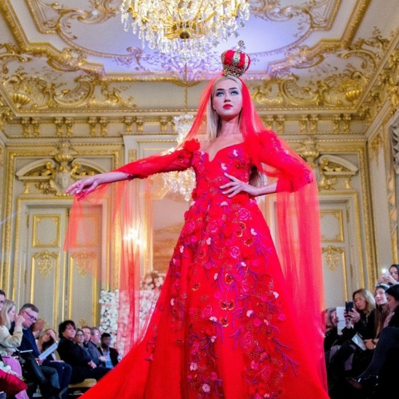 فساتين خطوبة باللون الاحمر من مجموعة منى المنصوري