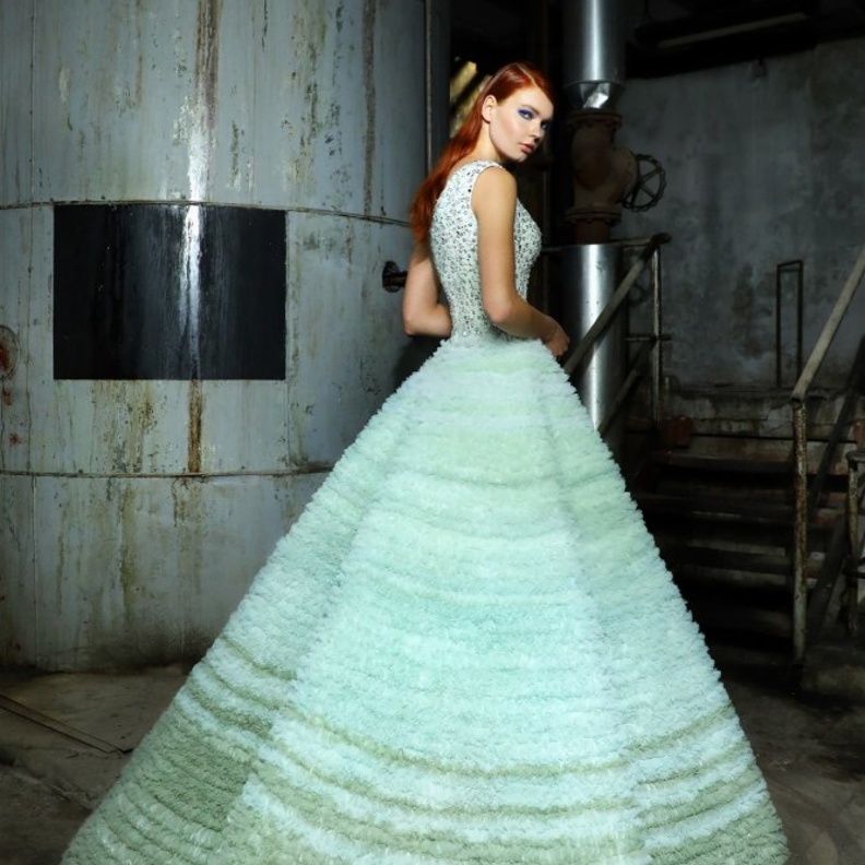 فستان خطوبة من مجموعة مونيك لوليه