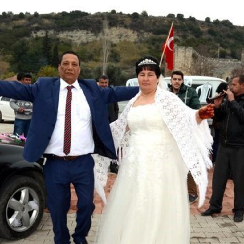 الزوجان خلال اقامة حفل زفافهما