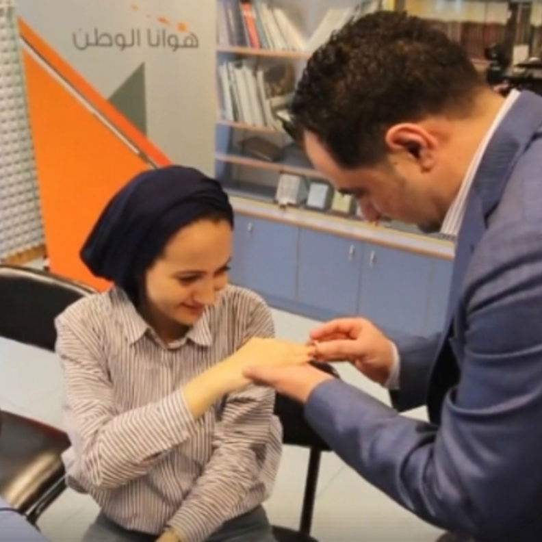 العريس خلال الباس الاعلامية خاتم الخطوبة