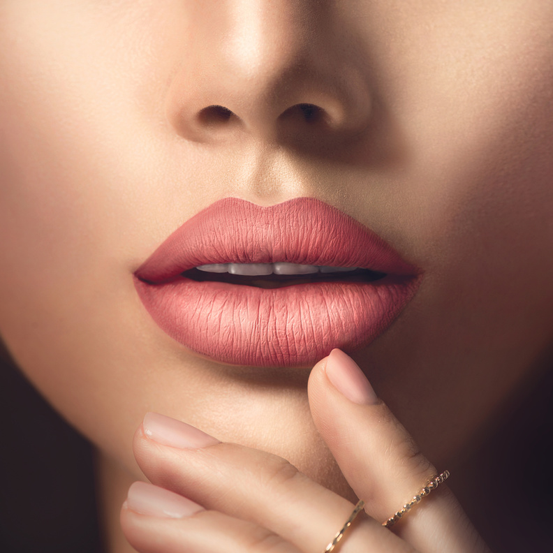 الألوان المستخدمة لعمل التاتو هي مواد كيماوية. وهذه المواد تسبب الحساسية