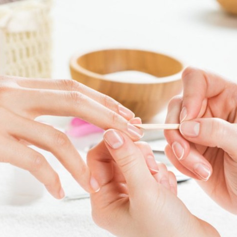 دللي أظافرك بماسكات طبيعية