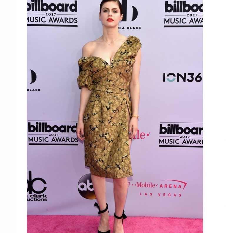 فستان مزخرف مع الأقمشة المفرغة اختارته Hailee Steinfeld بتوقيع ديفيد كوما David Koma