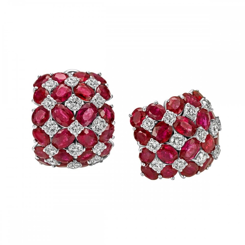 أقراط داماس من الذهب الأبيض والماس والياقوت