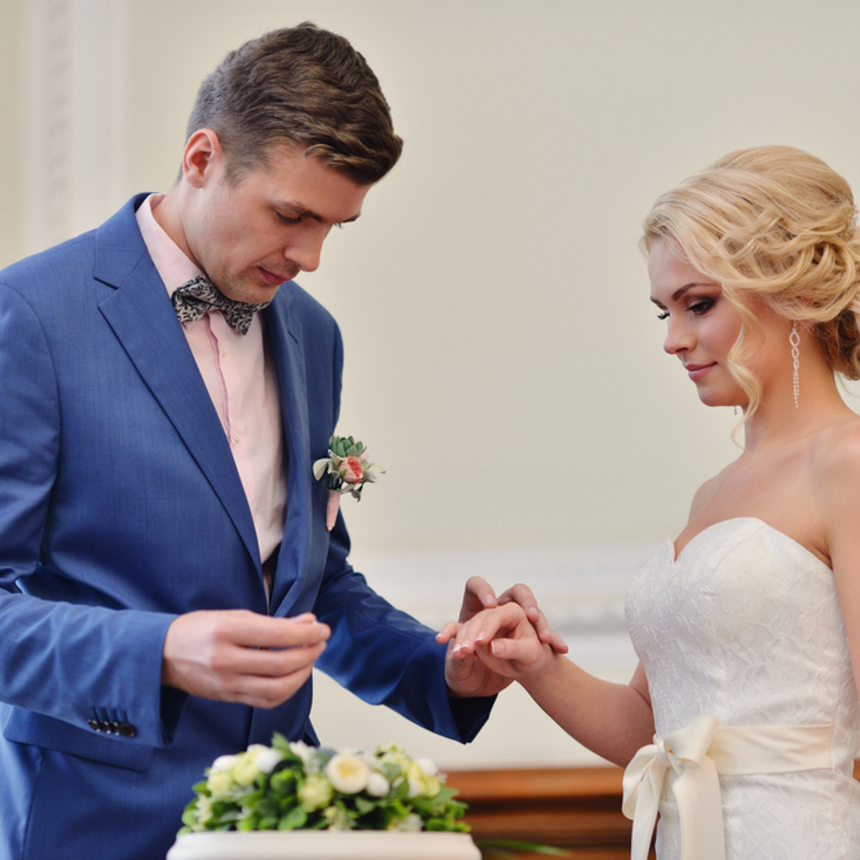 نسقي دبلة الخطوبة مع خاتم الزواج