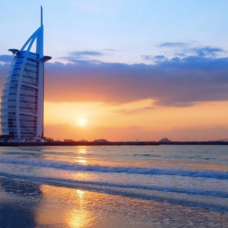 إمارة دبي كانت تمنع السباحة ليلا