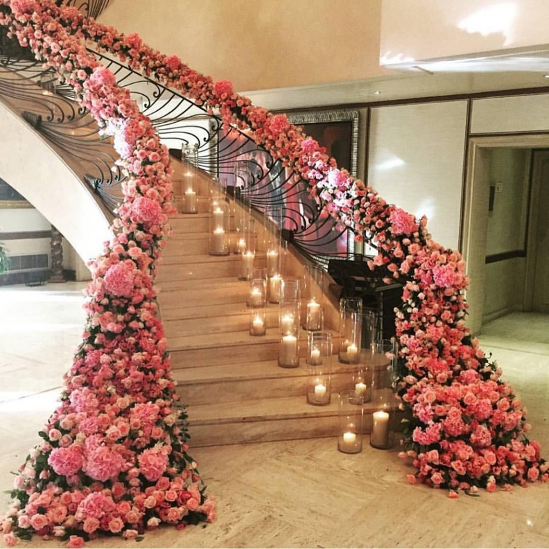 تزين درج العروس بالورود الضخمة و الشموع