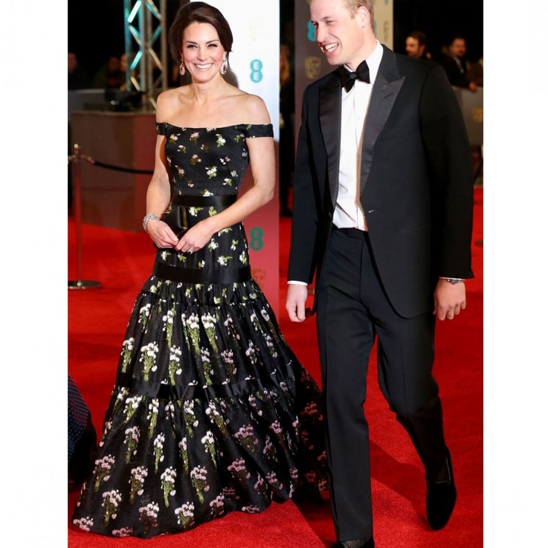 اختارت دوقة كامبريدج كايت ميدلتون فستان من الكسندر مكوين بينما اختارت الأمير ويليام بدلة توكسيدو سوداء في حفل البافتا