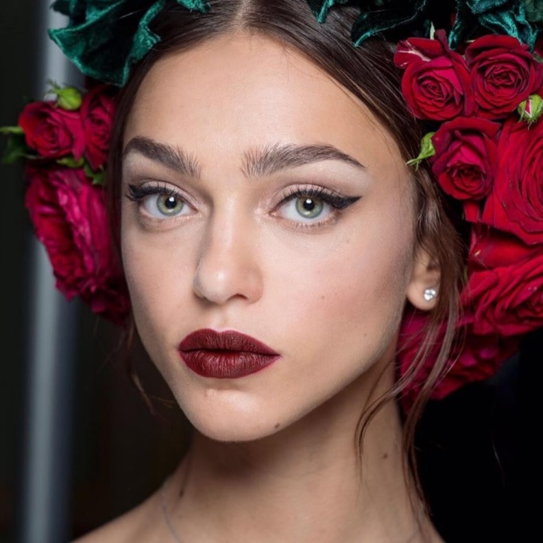 آيلاينر أسود ومجنح مع الشفايف الداكنة