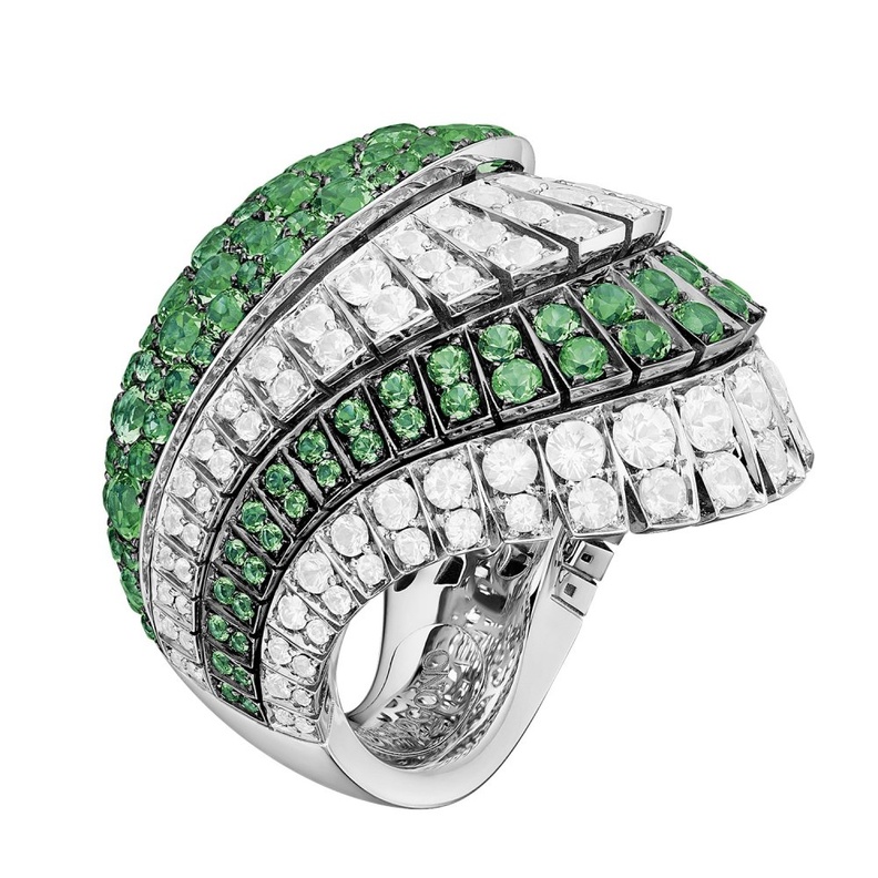 قلادة بولغاري من الذهب الأبيض والياقوت والماس