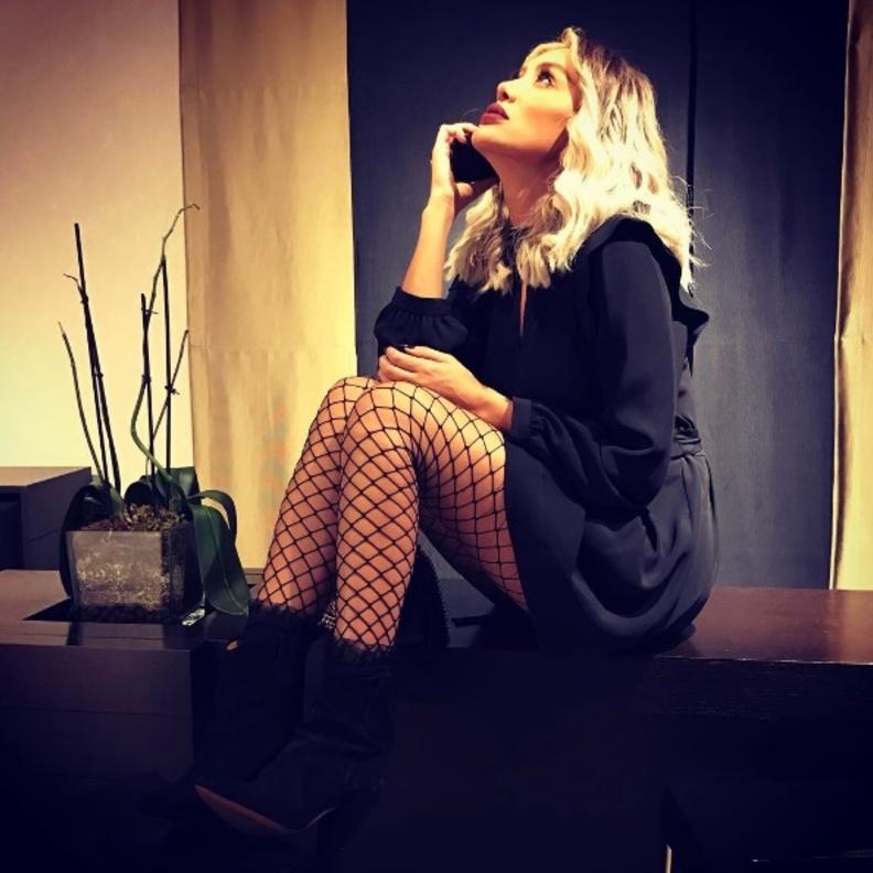 مايا دياب تختار موضة جوارب الشبك أسوة بعارضات الموضة