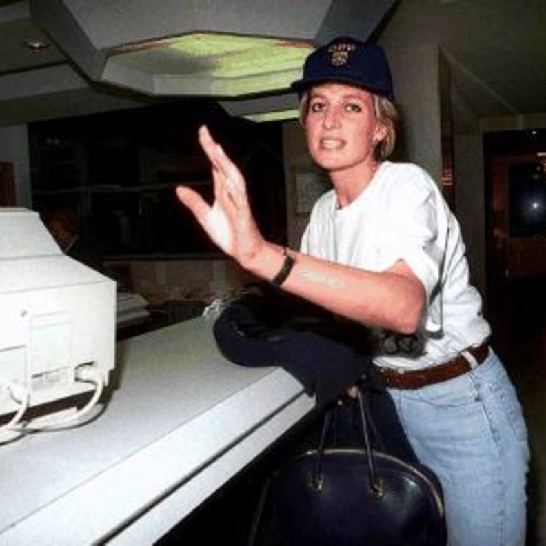 مصورو الباباراتزي بصقوا على الأميرة ديانا