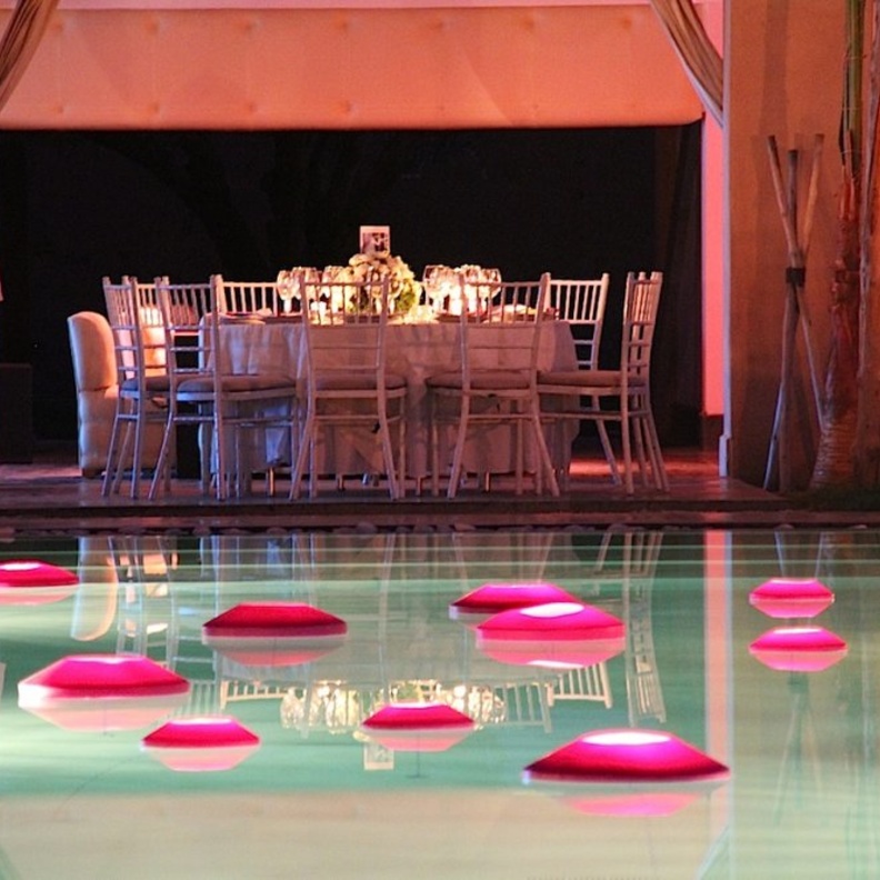 اختاري ديكور حفل زفاف حول حوض السباحة بألوان متناسقة