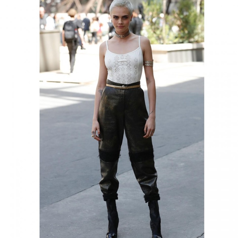 ناتالي بورتمان Natalie Portman تختار فستان أسود كلاسيكي خلال حضورها عرض ديور Dior