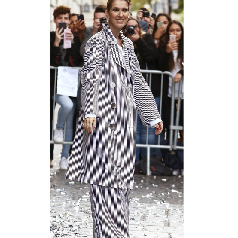 فستان أسود فاخر مع أكمام الكشكش المكشوفة من اختيار JAMIE CHUNG