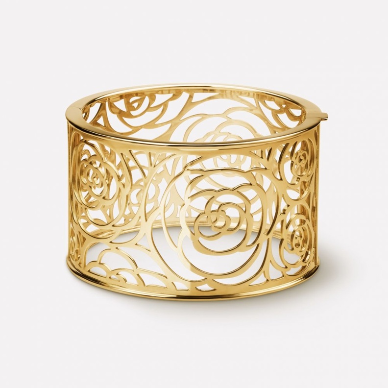 أقراط ذهب وردي من مجوهرات كاميليا من شانيل