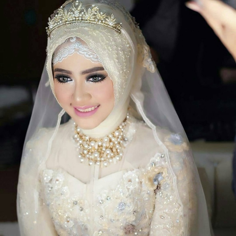 تاج من الورد الابيض