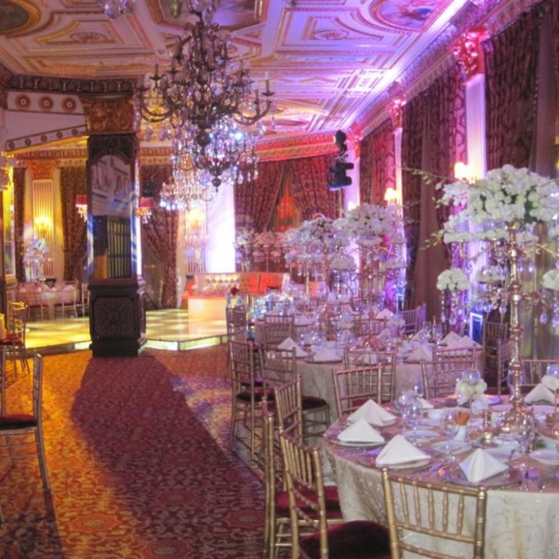 شمعدان ذهبي وشموع