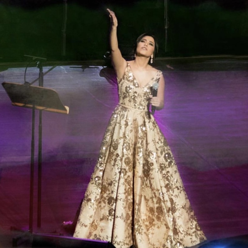 فستان ذهبي مع الورود الذهبية والتنورة الواسعة تختاره شيرين عبد الوهاب