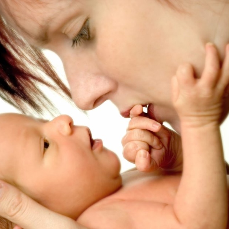 اضرار تقبيل الاطفال الرضع من الفم