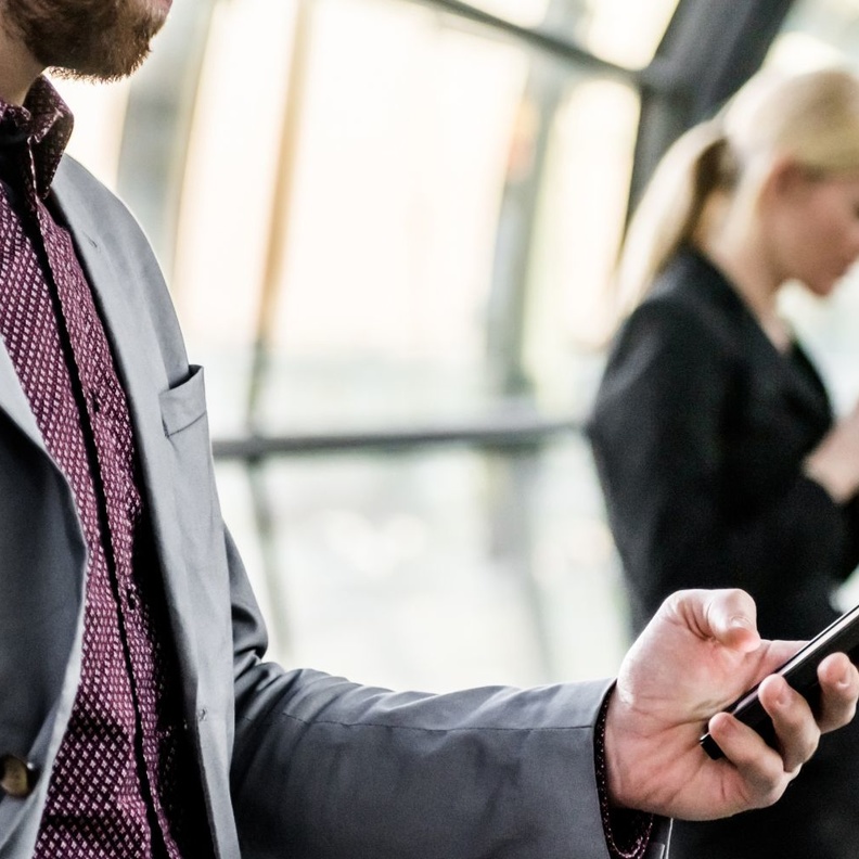 الرجل من برج الميزان عملي يعبر عن عواطفة بالاهتمام