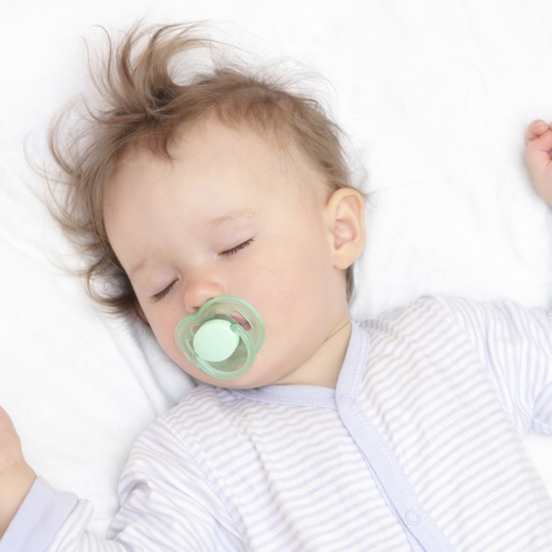 لاتعودي طفلك على النوم معك 