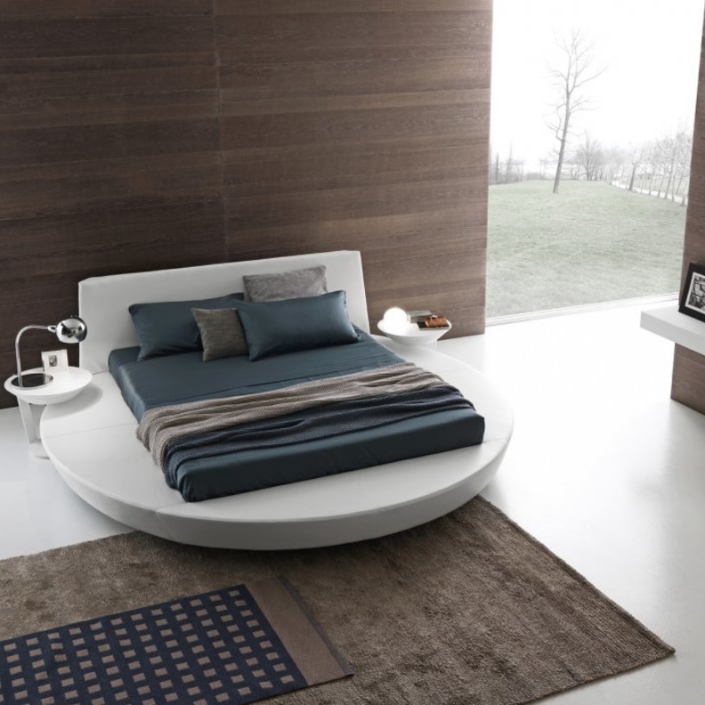 ديكور غرفة النوم عبارة عن تصميم مميز للسرير.