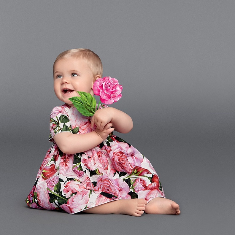 فستان رائع مطبع بالورود من دولتشي آند غابانا