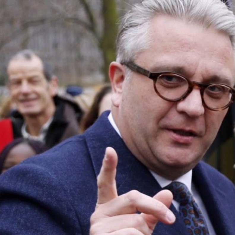 مطالب بخفض راتب الأمير لوران