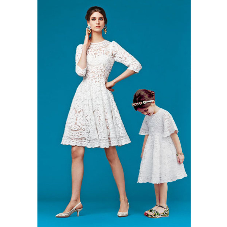 ستايل جذاب ومرهف بالفساتين الناعم باللون الزهري الأنثوي للأم وابنتها