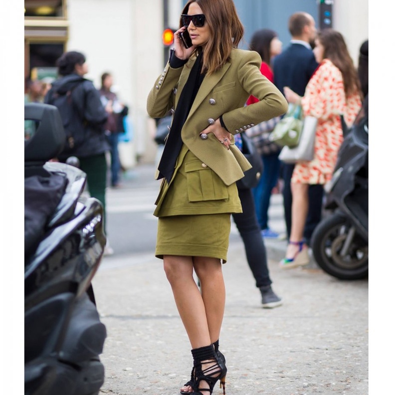 بلايزر راقي وأنيق باللون الكاكي بتنسيقة أنيقة بألوان كلاسيكية