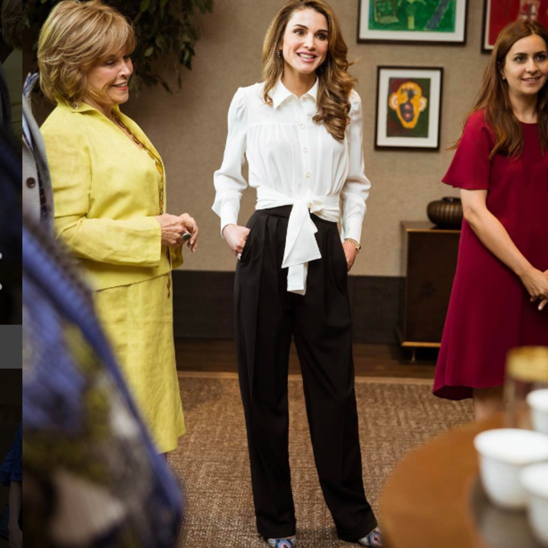 الملكة رانيا ببنطال أبيض وقميص أزرق جميل.