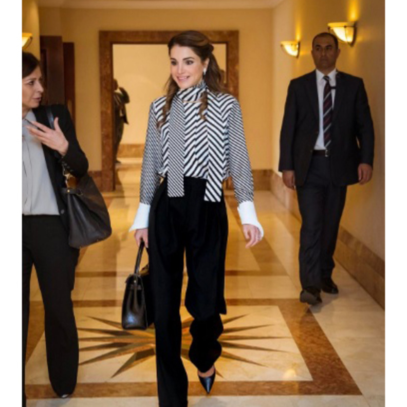 الملكة رانيا تتمايل بتصاميم كلاسيكية بين الأبيض والأسود