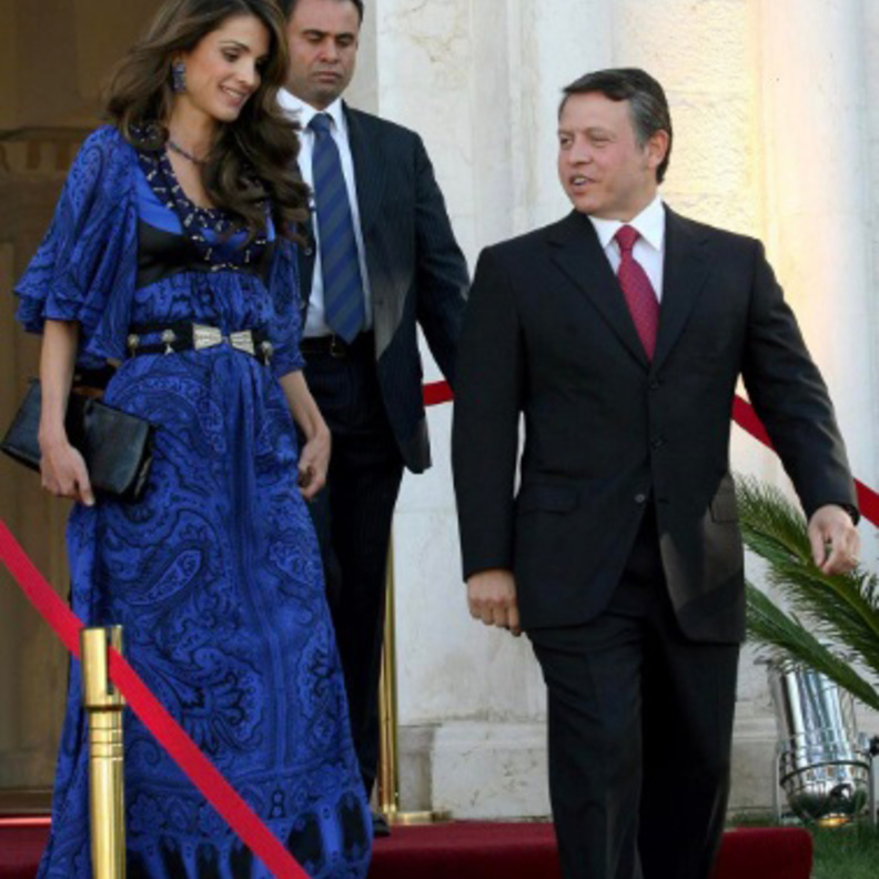 الملكة رانيا تتألق بموضة القميص النيلي مع البنطلون الكلاسيكي