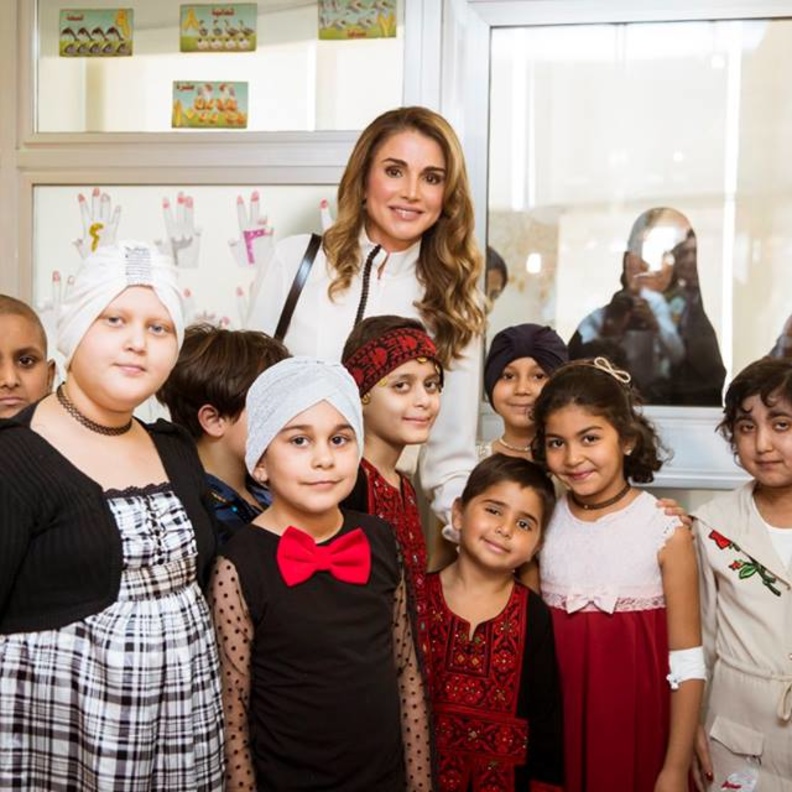 الملكة رانيا تزور مستشفى للأطفال في عمان