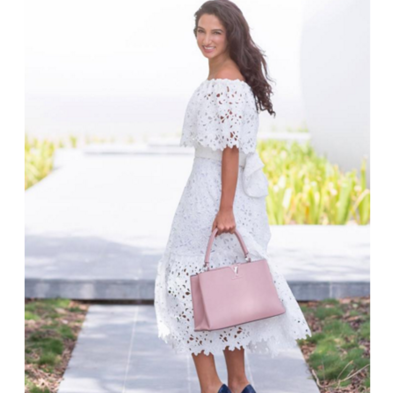 لوك باللونين الأسود والأبيض أنيق وناعم اعتمدته رها محرق