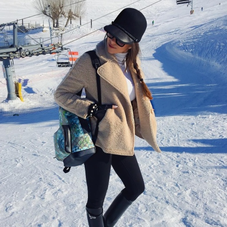 دانييلا رحمة بجاكيت صوفية على الثلج