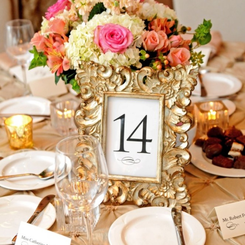 إستعملي الكادرات الكلاسيكية لترقيم طاولات الضيوف