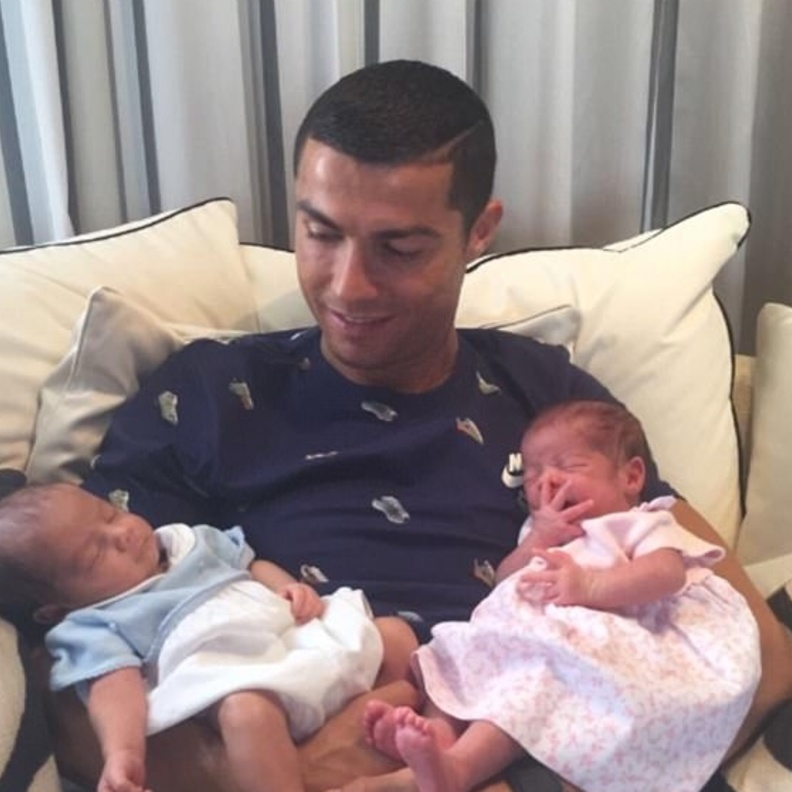 كريستيانو رونالدو يغادر روسيا ويعود إلى للقاء طفليه التوأم