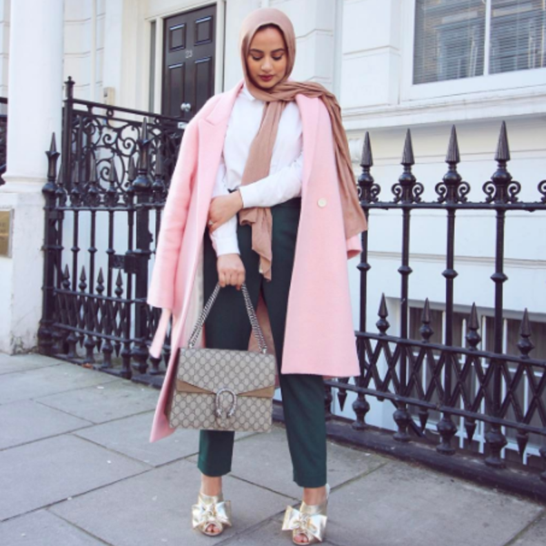 روبا زاي اختارت اطلالة كاجوال لاول يوم في اسبوع الموضة في لندن