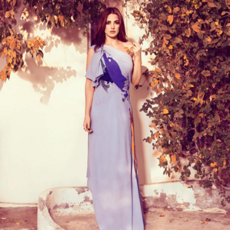 فستان مميز بدرجات الباستيل الهادئة تألقت به النجمة الشابة كارمن سليمان