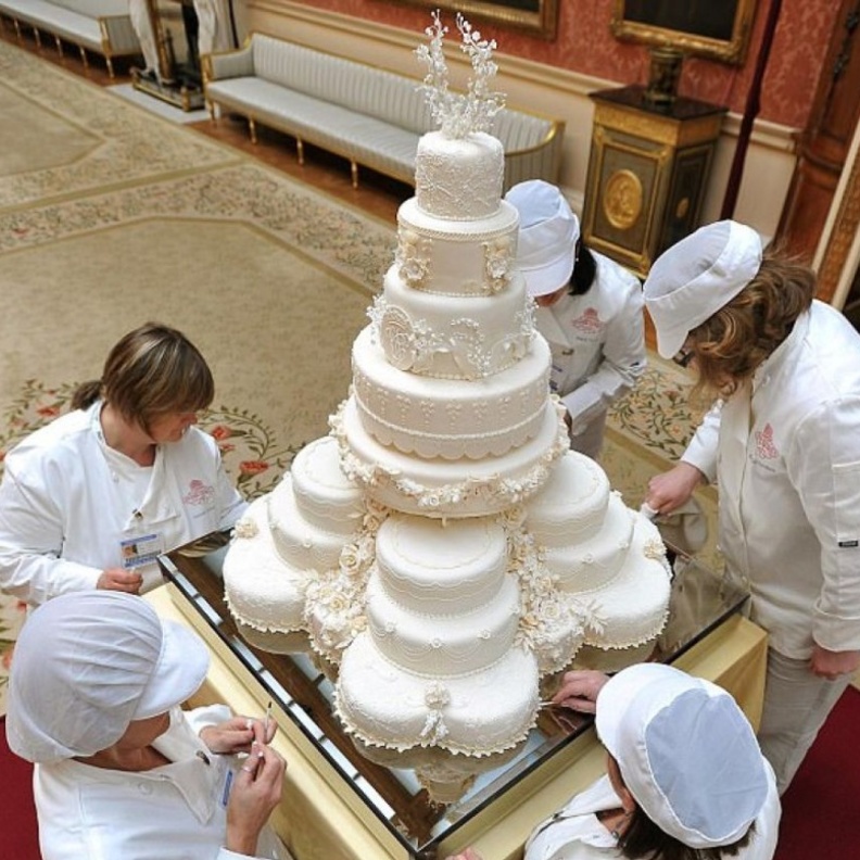 كعكة زفاف ملكية ضخمة