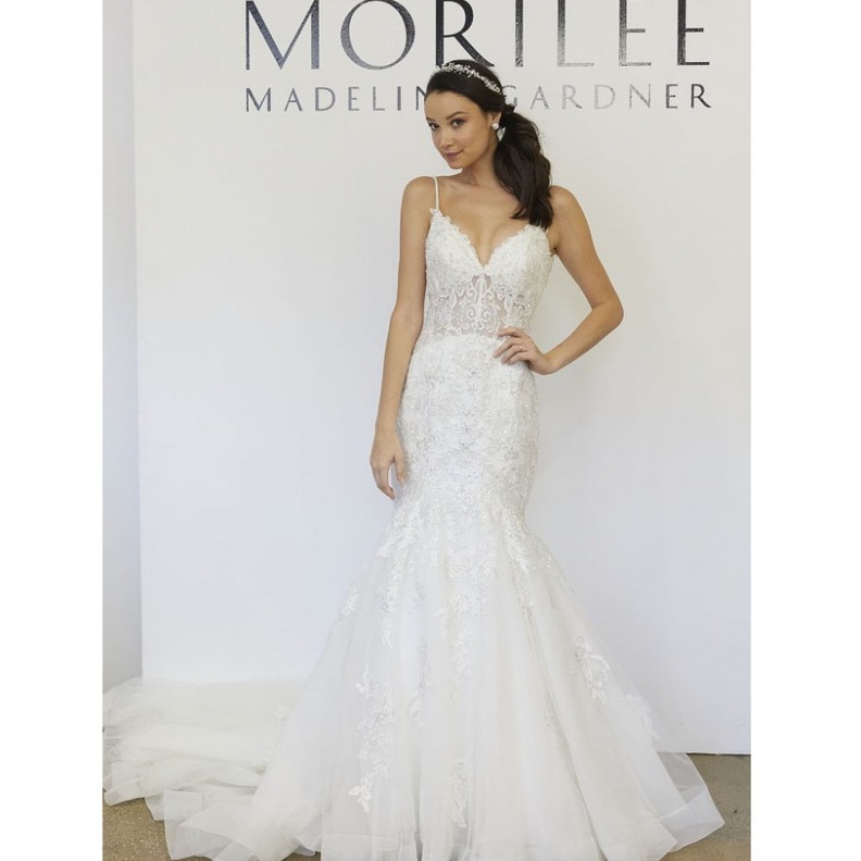 فستان زفاف على شكل قلب عند الصدر