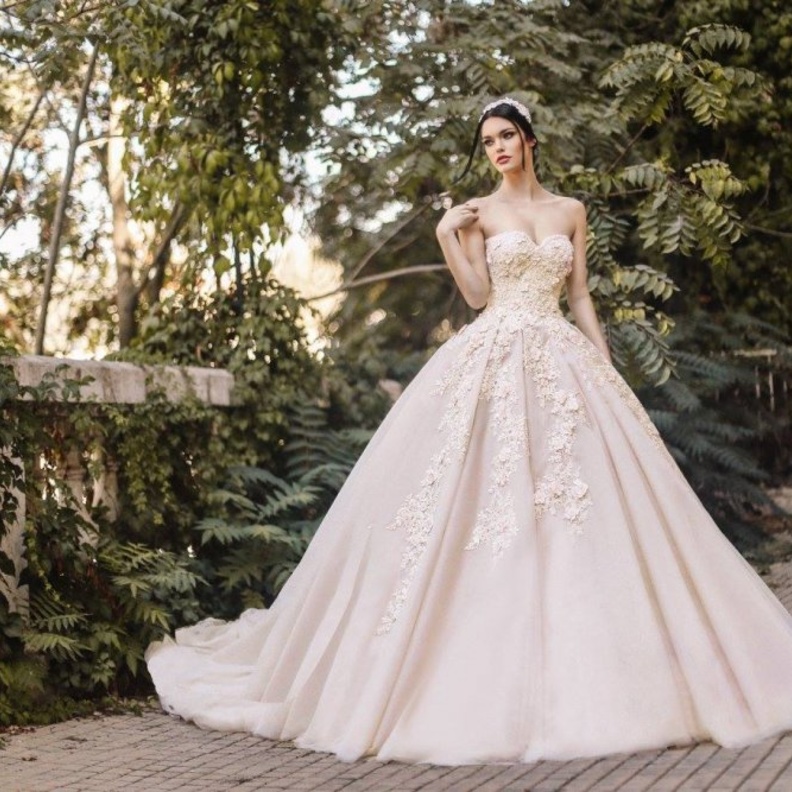 فساتين زفاف بقصة القلب المثيرة من مجموعة انطوان القارح