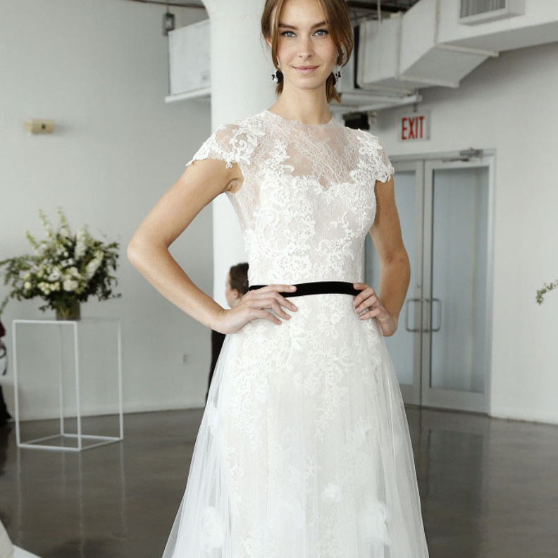 فستان زفاف مع تنورة بموديل الكشكش من مجموعة ماركيزا Marchesa لربيع 2018