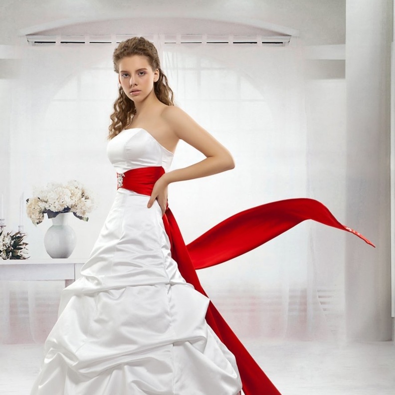 فستان زفاف رومانسي مطعّم باللون الاحمر