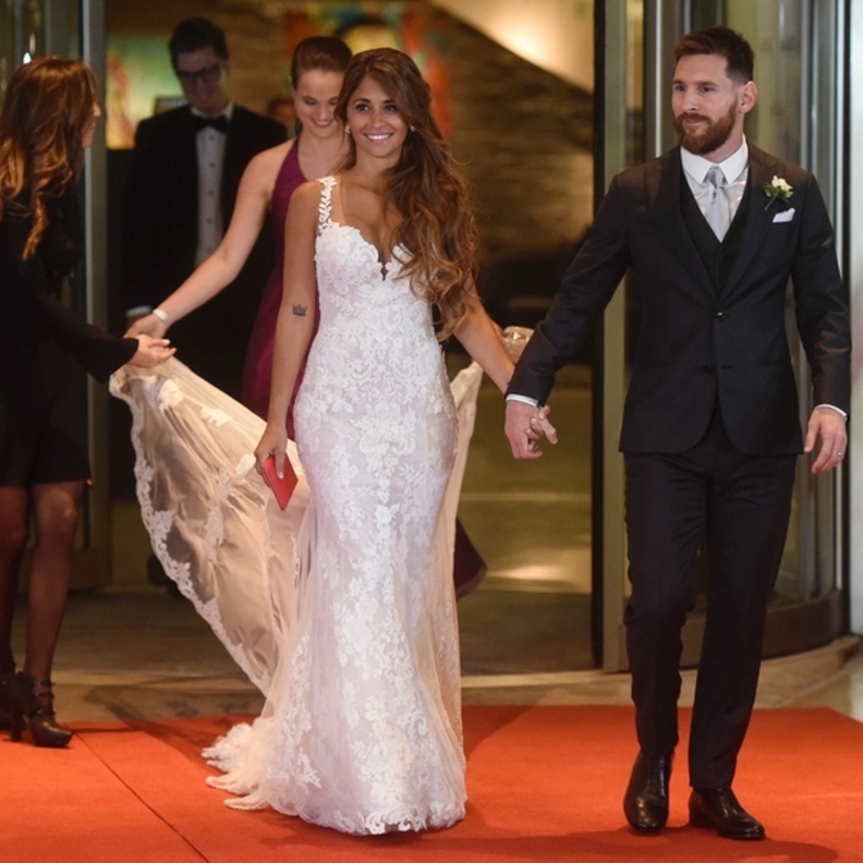 فستان بسيط مصنوع من الدانتيل