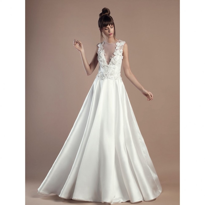 مجموعة فساتين زفاف لعروس 2018 من تصميم طوني ورد بقصة القلب المميزة على الصدر